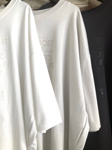 『ロゴサイドスリットプルオーバー』カラーアップ/and LIFE’s(アンドライフス)